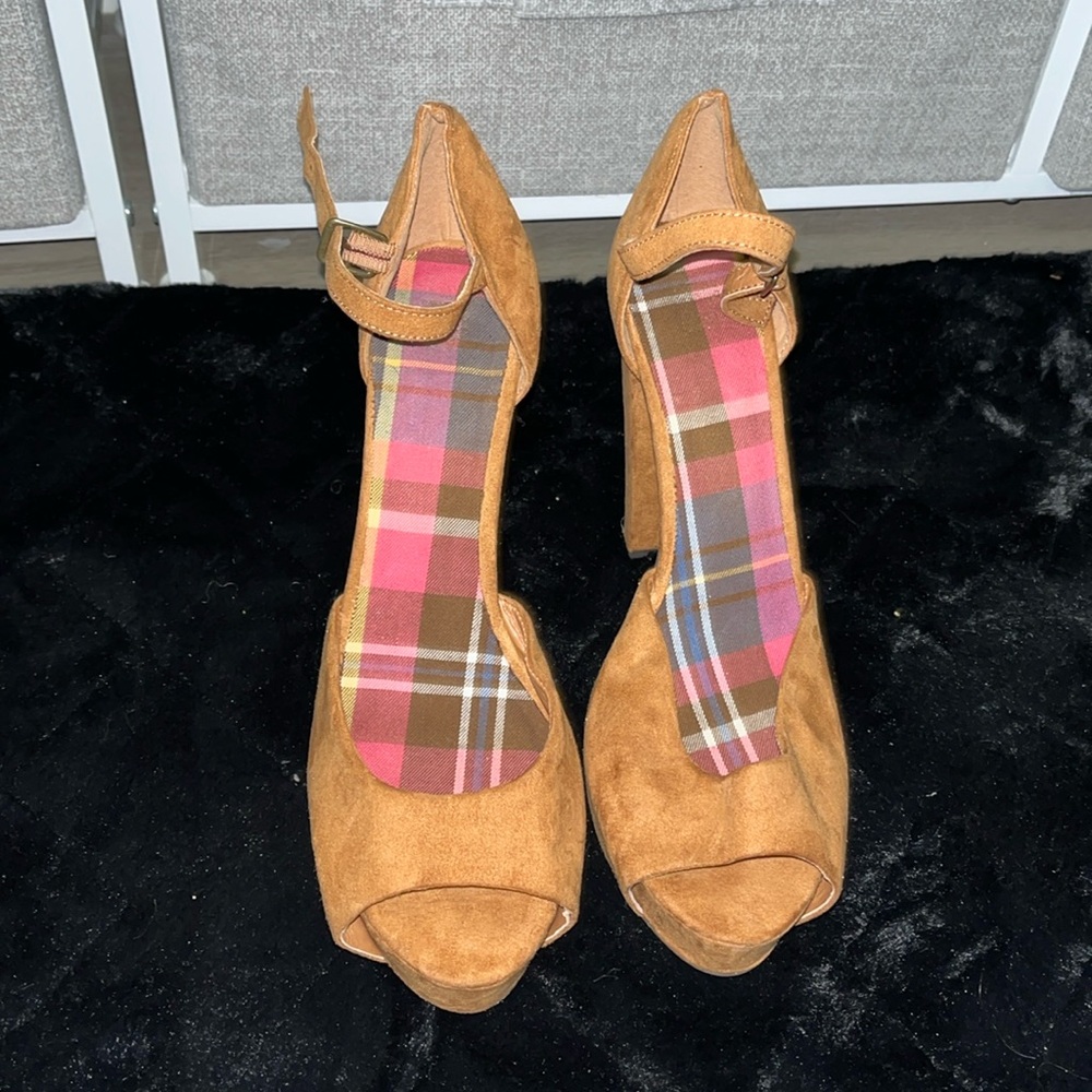 Tan color heels never worn